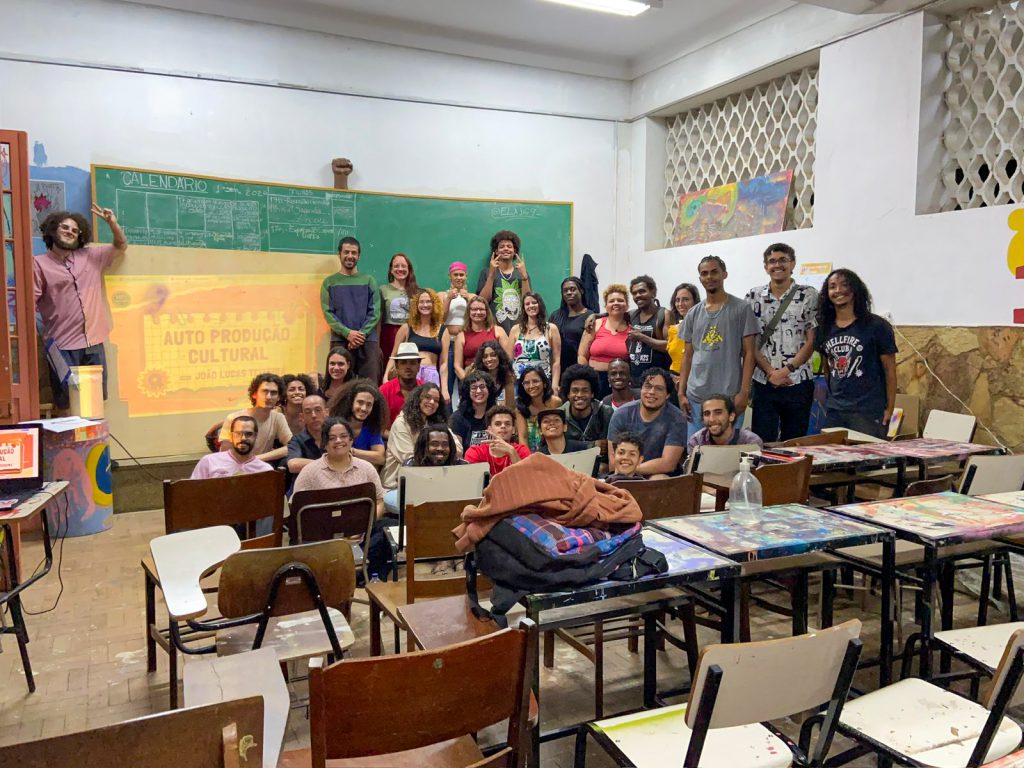 João Lucas e os participantes da oficina posam para foto.