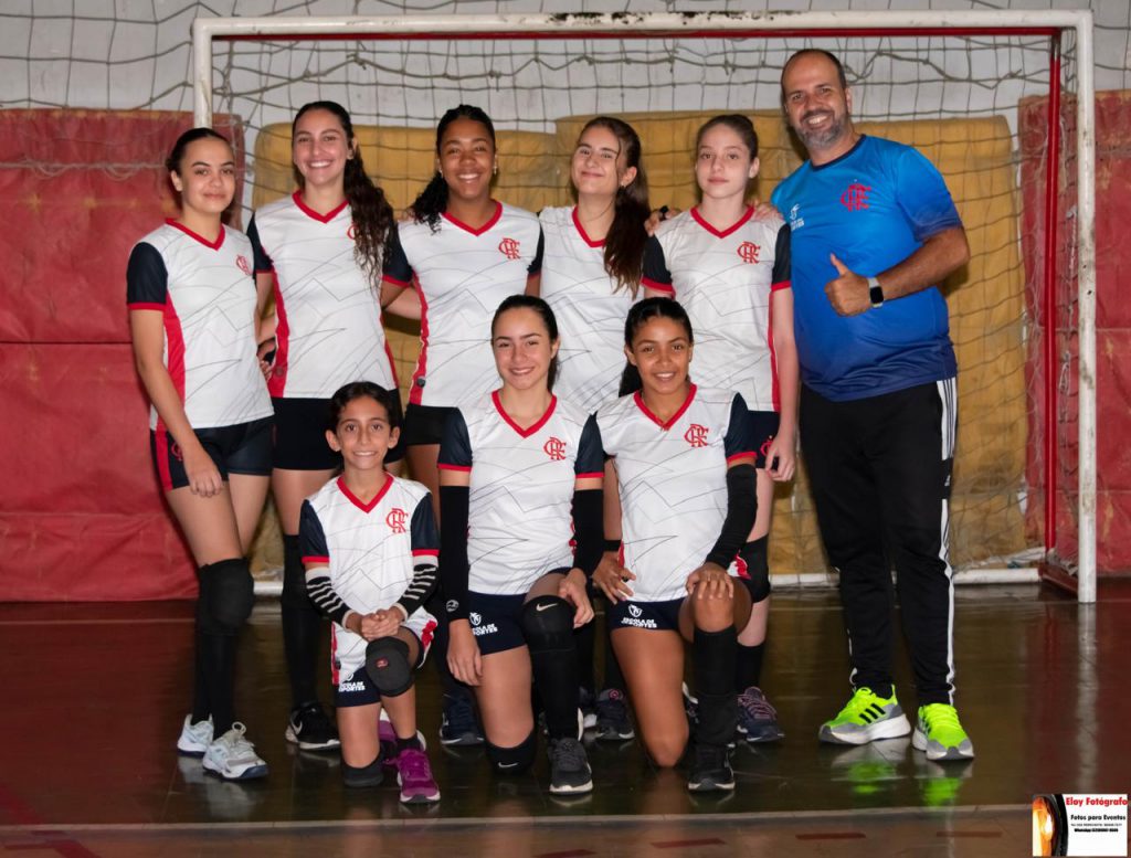 Atletas da Escolinha do Flamengo posam para foto com o técnico.