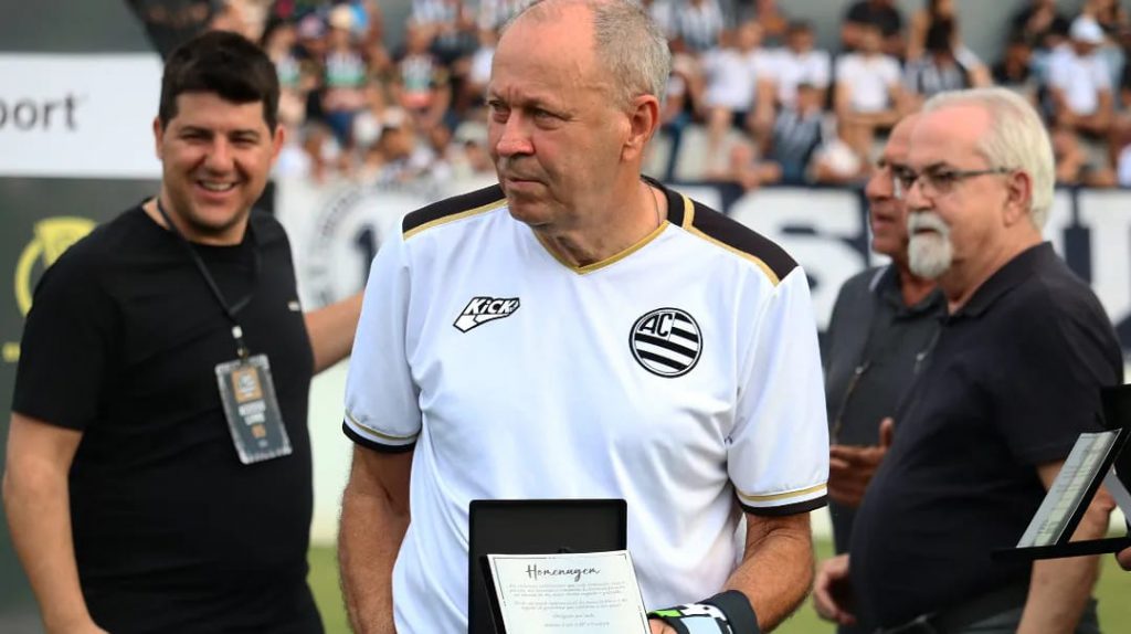 Fábio Mineiro (diretor do Athletic) em homenagem aos jogadores do Hexacampeonato do clube.