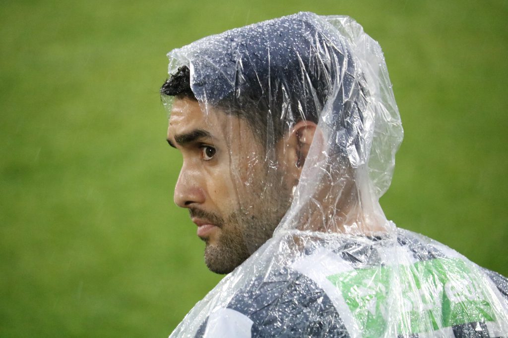 Torcedor do Athletic sob forte chuva no estádio.