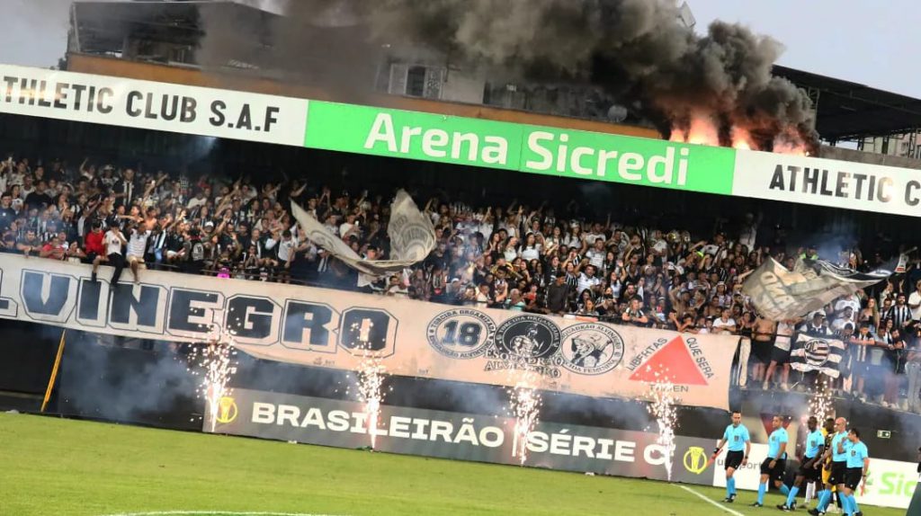 Torcida do Esquadrão de Aço na final da Série C.