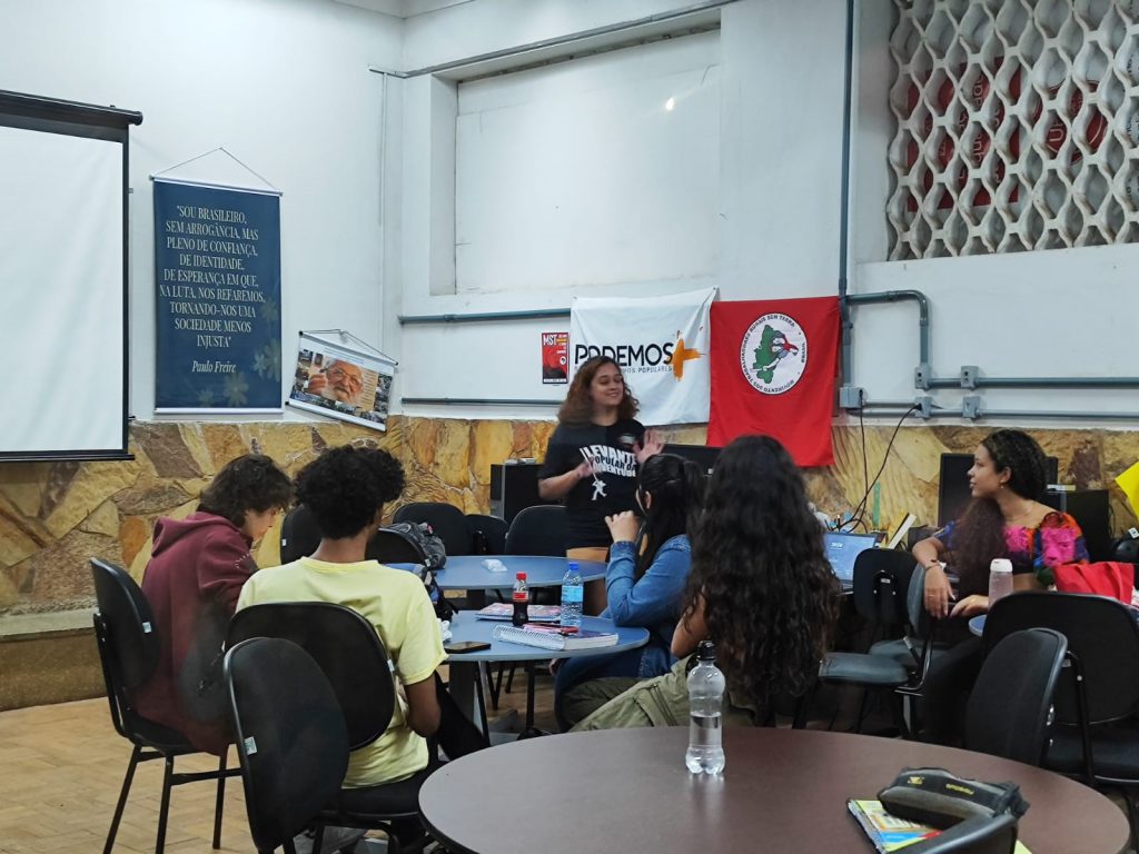 Aula de história no Cursinho Popular Edson Luís. 