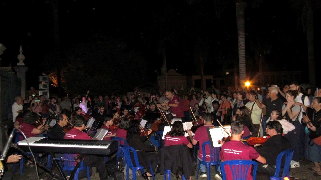 Público em volta da Orquestra do Conservatório Municipal.
