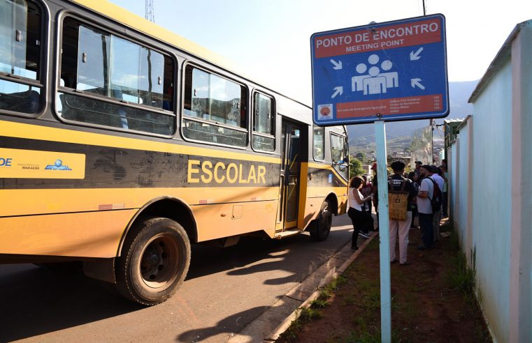 Estudar ou desistir: Obstáculos invisíveis da permanência escolar