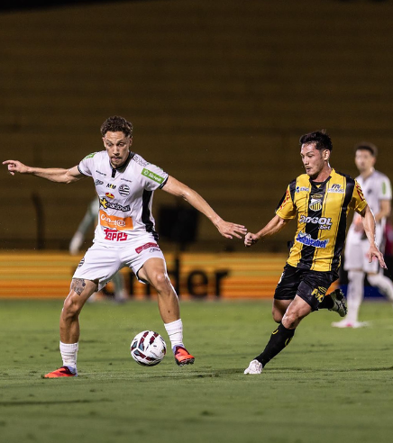 Com dois jogadores a menos, Athletic perde invencibilidade no comando de Alex