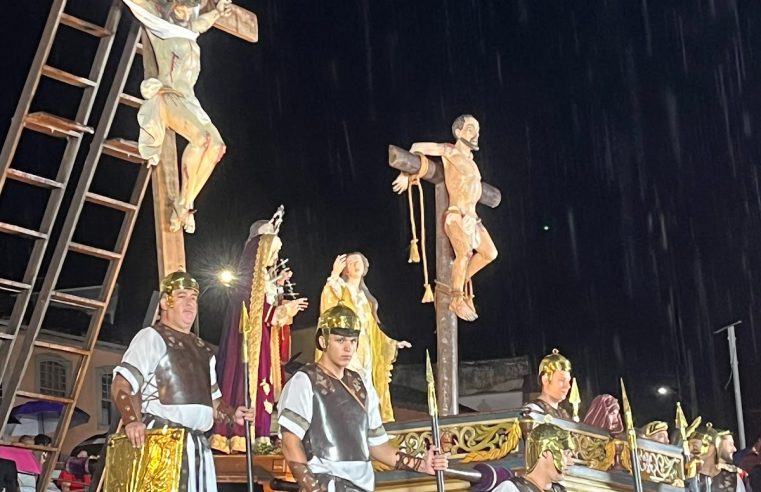 Cerimônia do Descendimento da Cruz reúne centenas de pessoas no Largo das Mercês, em São João del-Rei