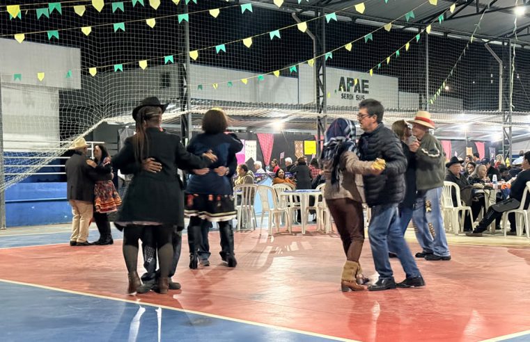 Festa Julina da APAE reuniu quadrilha e exposição de trabalhos artísticos dos alunos 
