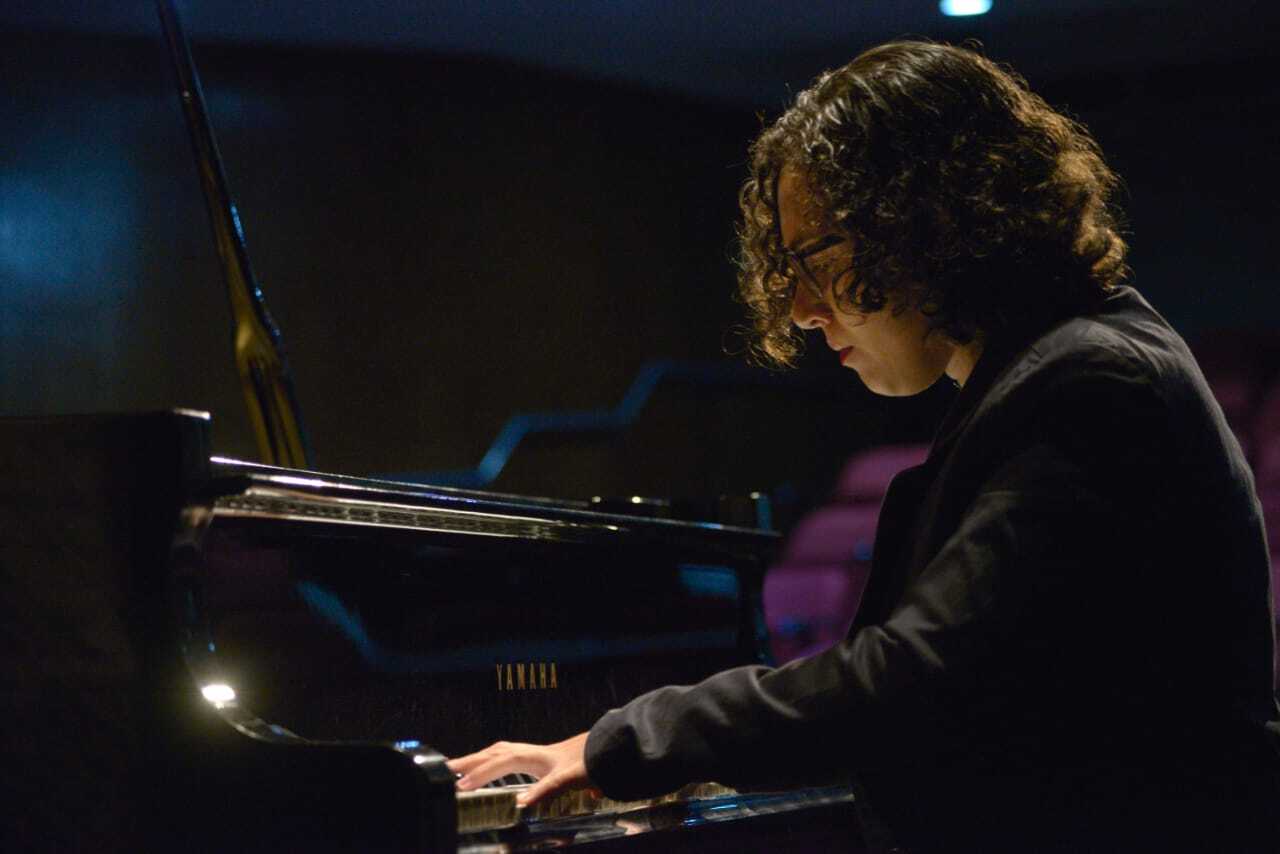 Gabriela Vieira, pianista formada pela UFSJ.