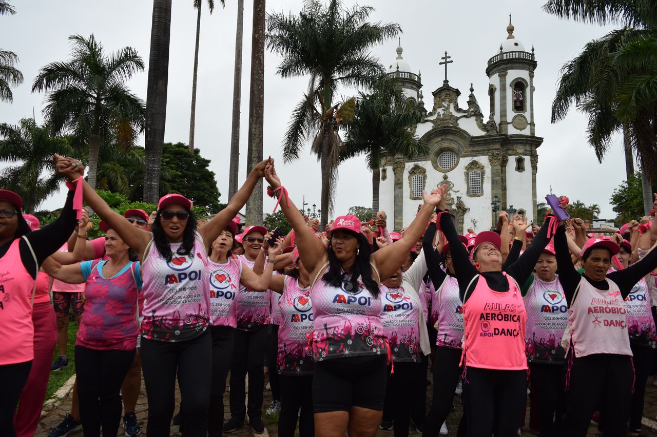 Integrantes da caminhada dançando músicas de conscientização - Foto: Rafaela Andrade