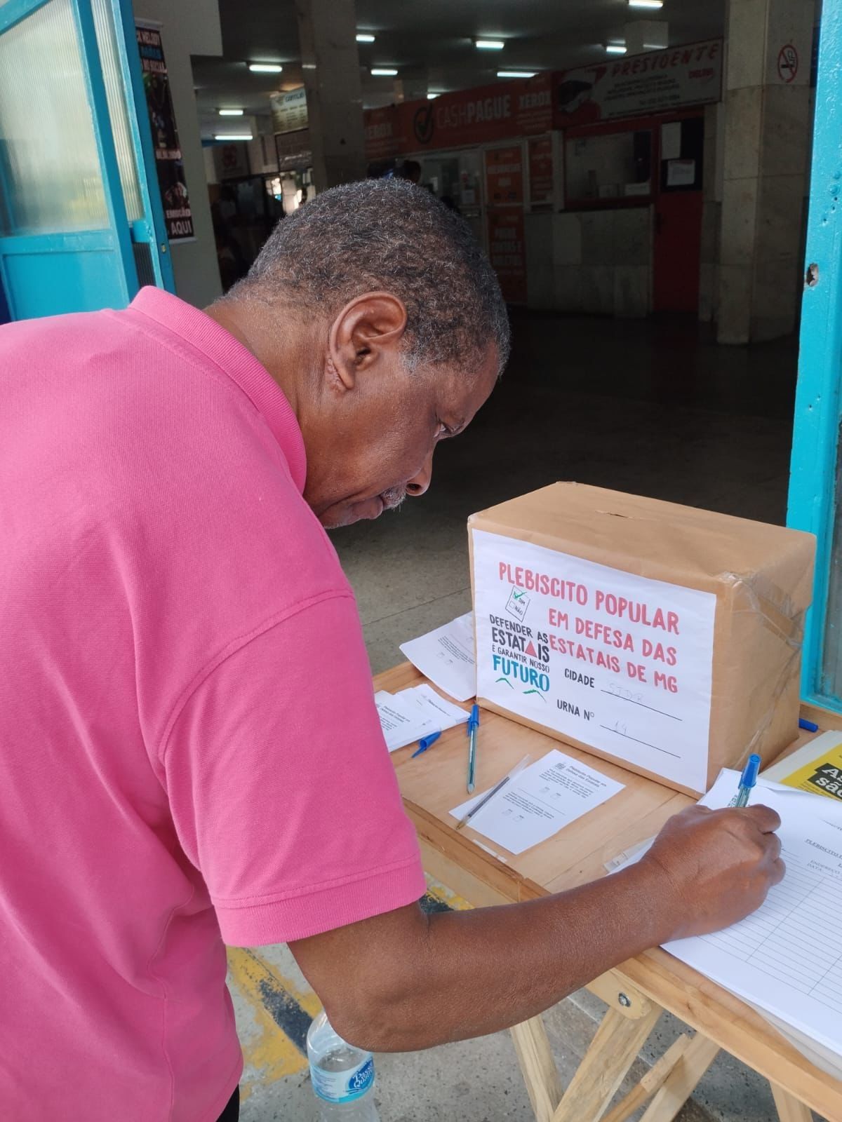 Cidadão votando no Plebiscito em urna da rodoviária de São João del-Rei.