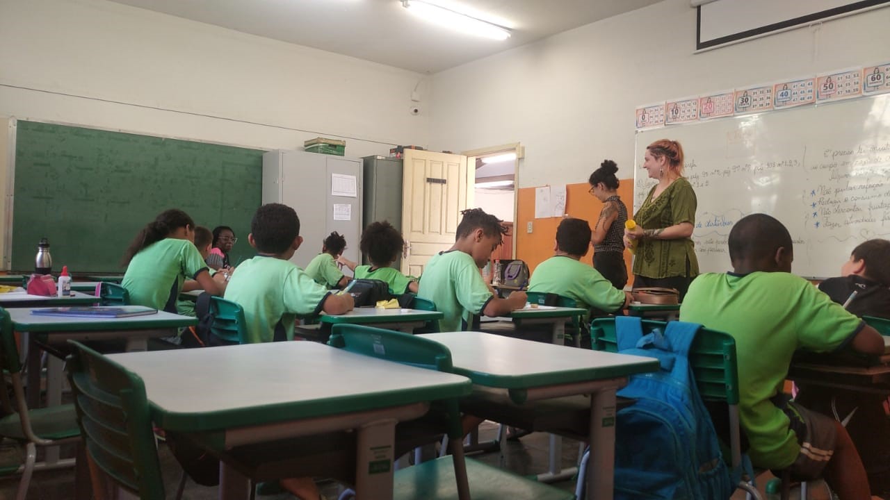 Alunos do projeto em sala da Escola Tomé Portes del-Rei.
