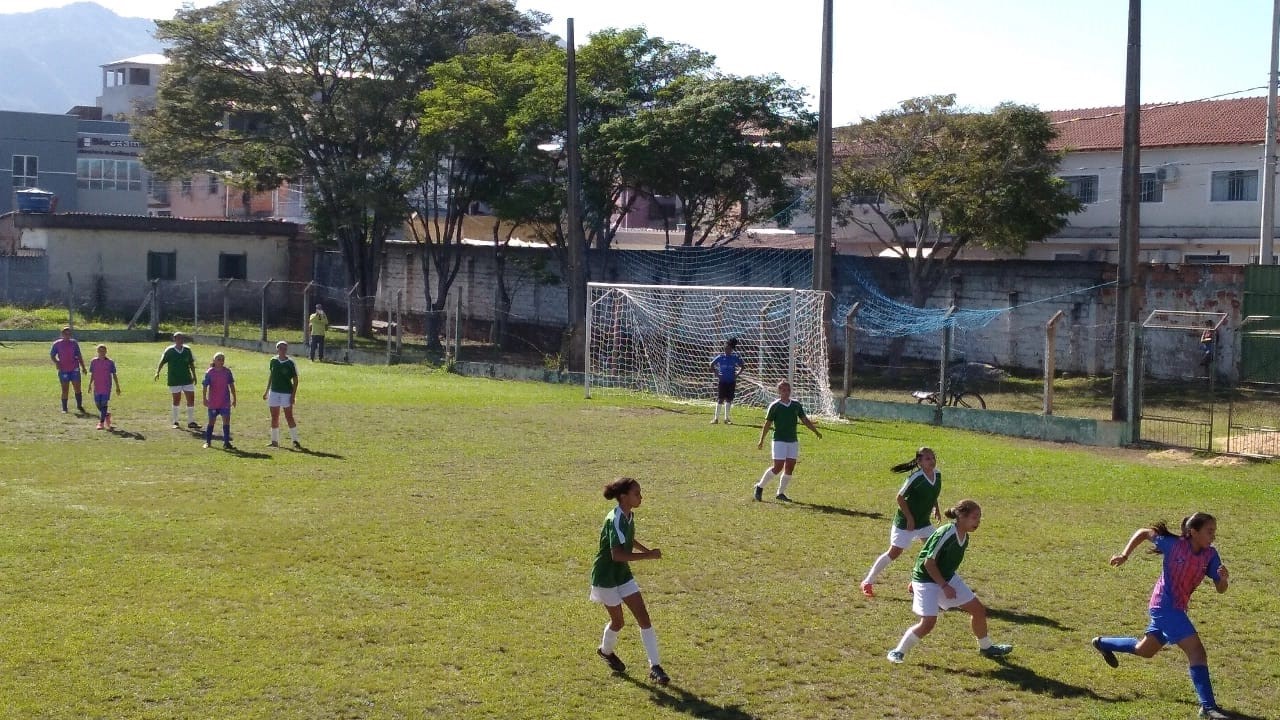 Jogadoras em campo.