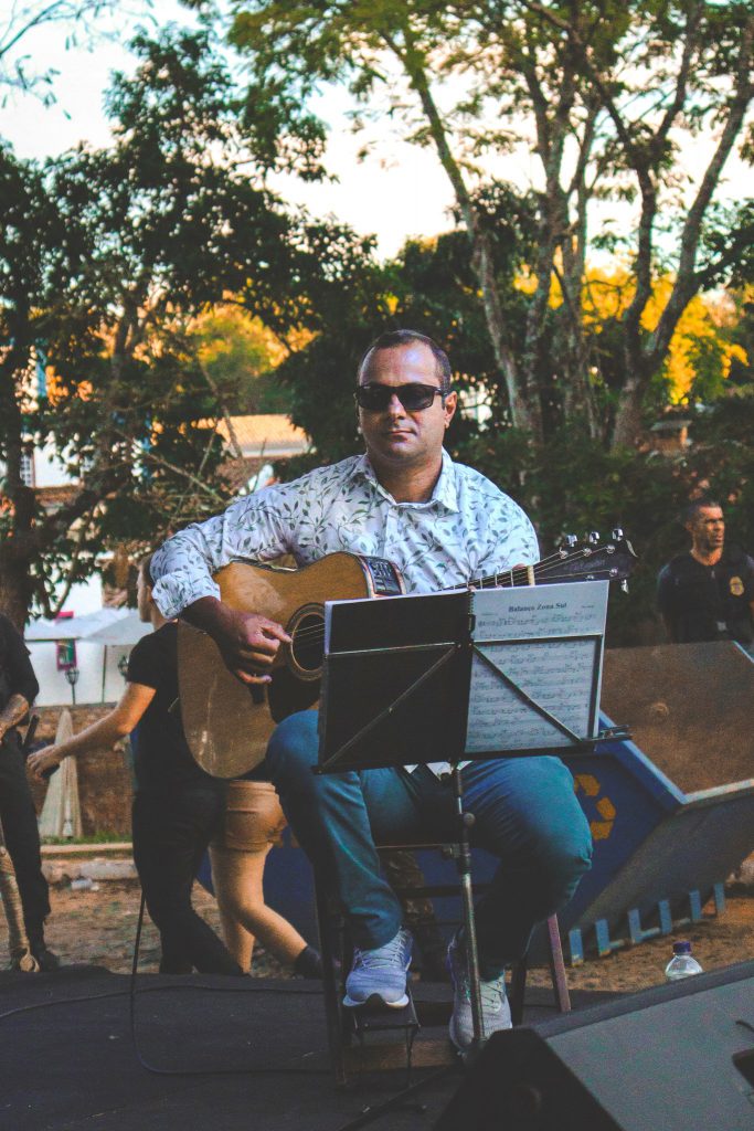 Músico tocando no evento.