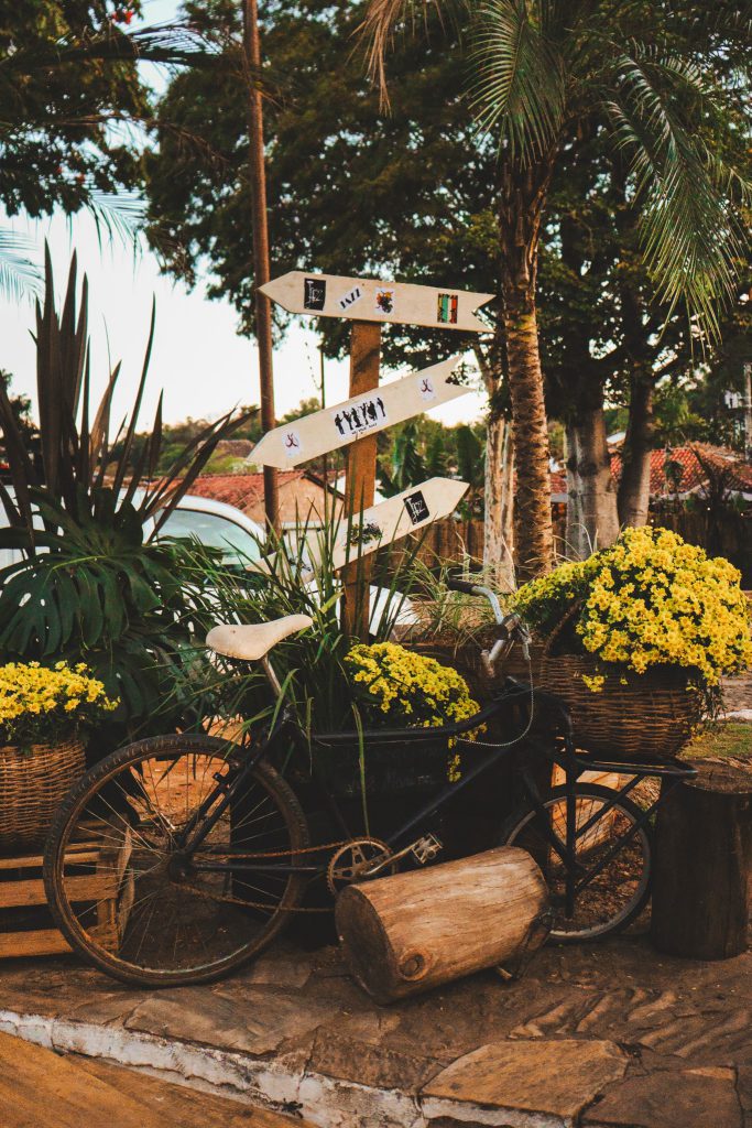 Bicicleta com flores decora o local do evento.