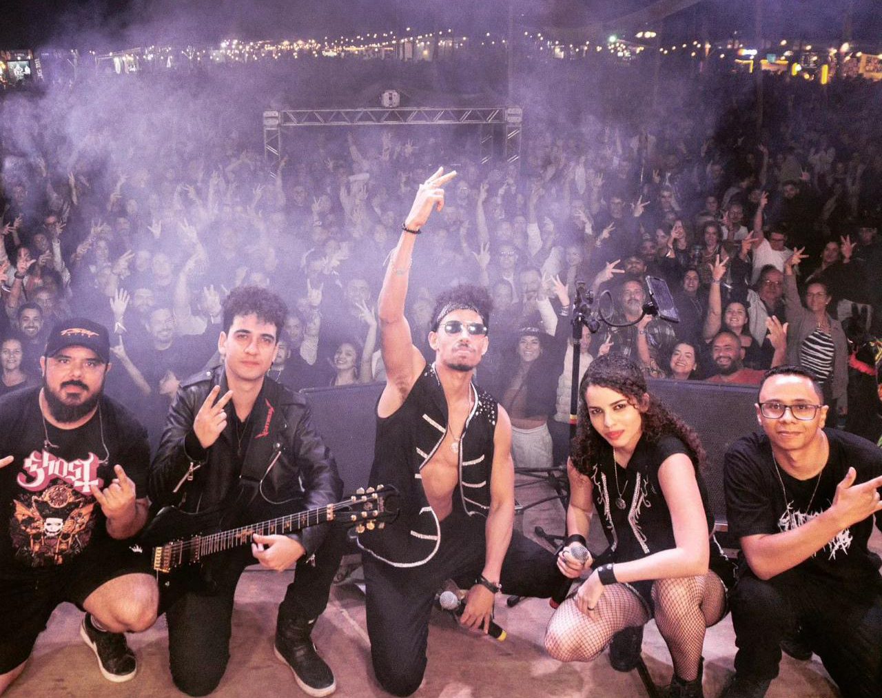 Theo e Jessyca com sua banda em show.