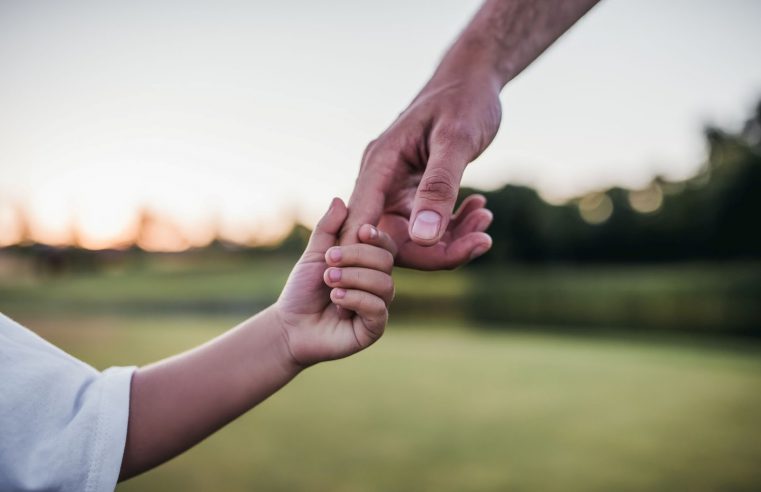 Presença que importa: Pai com seus gestos de amor e proteção