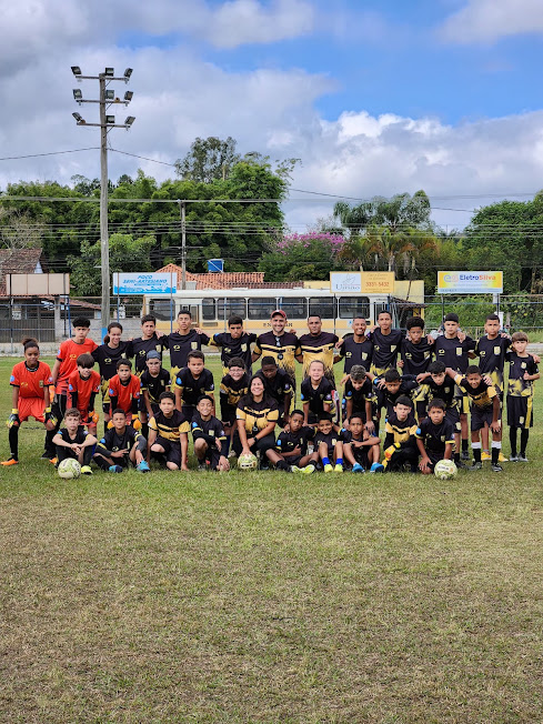 Equipe do projeto posa para foto no campo.