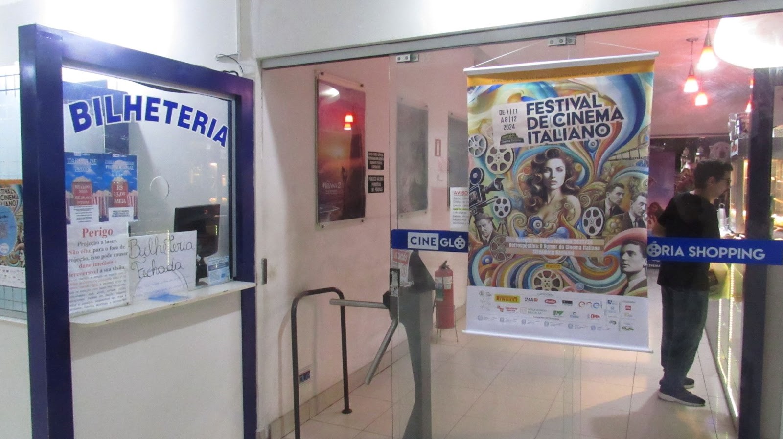 Entrada do Cine Glória no Shopping Hills.