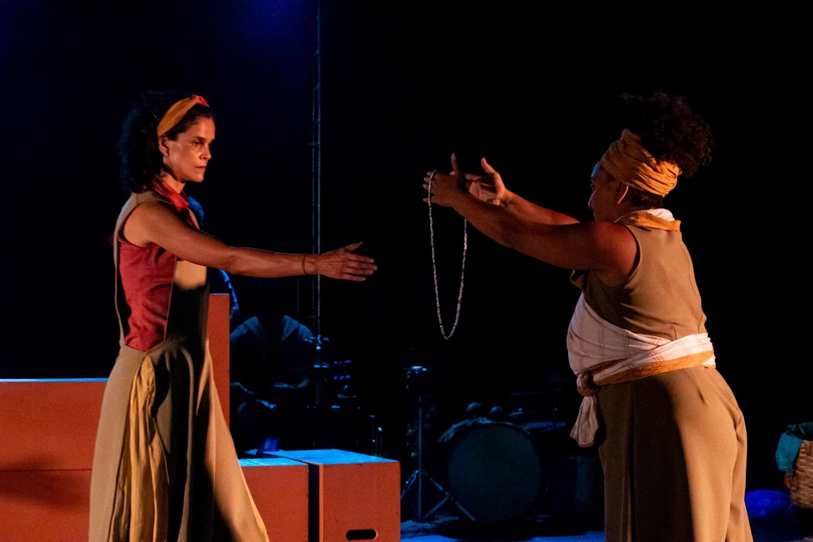Cena da peça teatral “Okàn”.